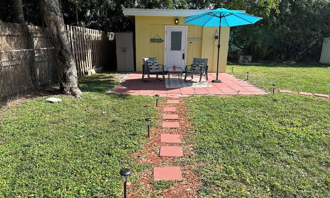 Lake Worth Corridor Casa | 1 Bedroom Studio Cottage Patio Grill Firepit Parking