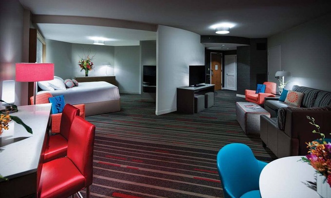 Florida Center Hotel | 1-Bedroom Suite at a 4⭐️ Hotel