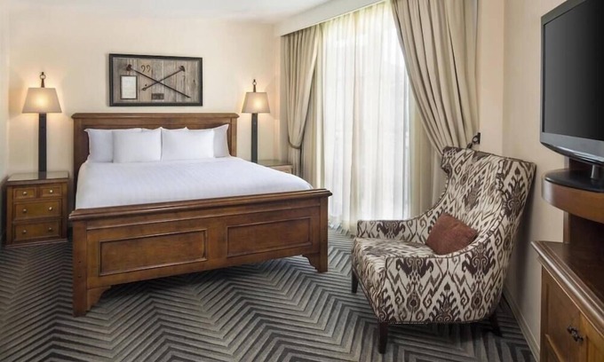 West San Antonio Hotel | 1-Bedroom Suite at a 4⭐️ Hotel