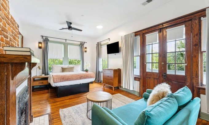 Westside Apartamento | 1 Bedroom Suite w/ Full Kitchen & Private Balcony
