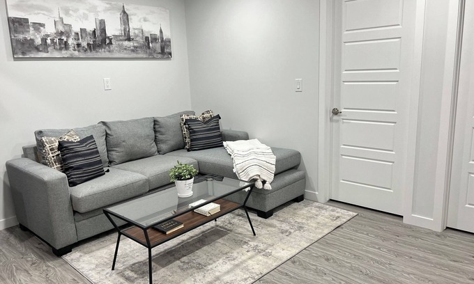 Southwest Edmonton Apartamento | 1 BEDROOM SUITE WITH PRIVATE ENTRANCE