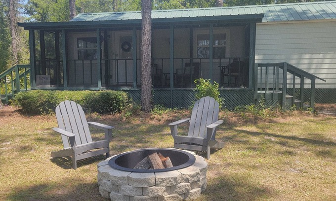 Jasper Cabaña | 1 bedroom tiny house 8 minutes from Spirit of the Suwannee Music Park.