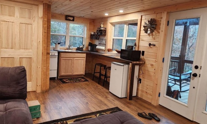 Cullowhee Cabina | 1 bedroom with a loft. Sleeps 4. Great mountain views.Dogs are allowed with fee.