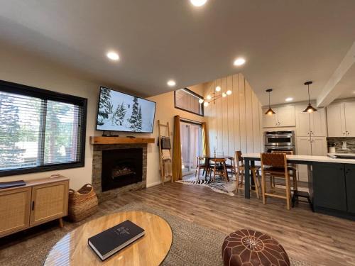 Mammoth Lakes Casa | 1 Bedroom with Loft, Cozy Mtn Condo with Pool and Jacuzzis