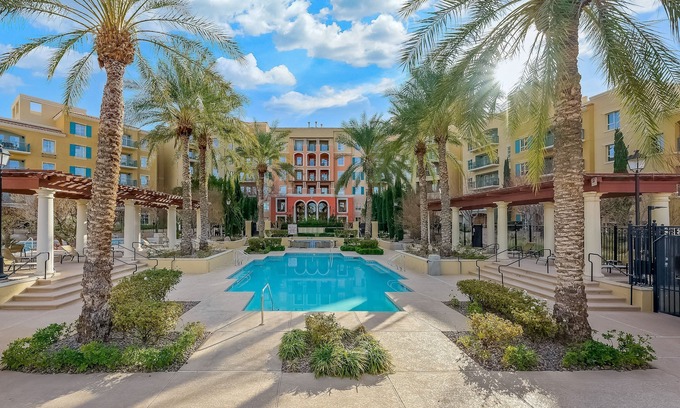 Lake Las Vegas Condominio | 1 dormitorio con vista al lago, piscina, áreas verdes y las montañas.