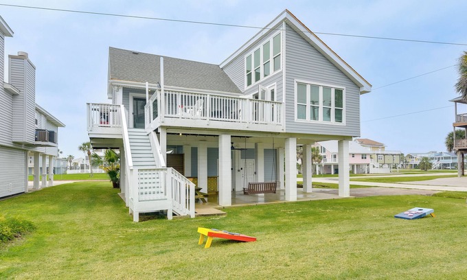 Pirates Beach Casa | 1 Block to Beach: Family Retreat in Galveston!