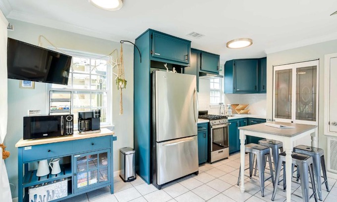 Galveston Casa | 1 Block to Beach Galveston Coastal Cottage