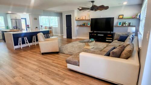 Laguna Shores Casa | 1 Block To Beach - 2 Family Double Masters Plus 3rd Bedroom