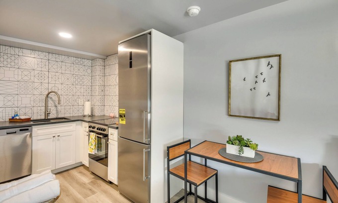 Rogers Seabreeze Apartamento | 1 Block to Daytona Beach: Modern Studio