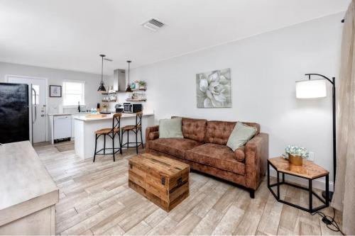 New Port Richey Casa | 1 Block to Downtown - 7 min to beach - King bed & Free parking