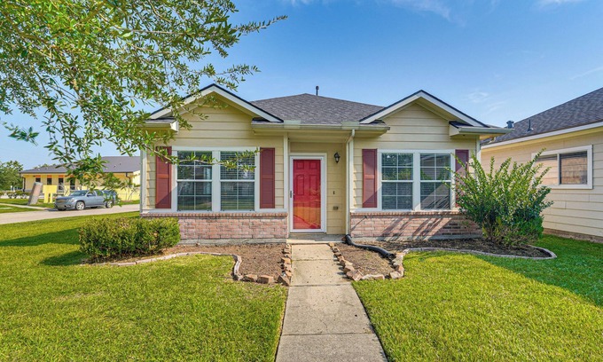 Central Southwest Casa | < 1 Block to Park: Dog-Friendly Home in Houston!