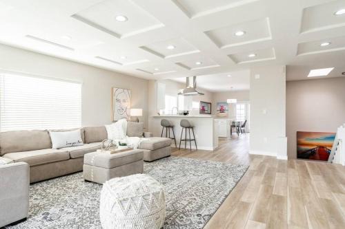 Ocean Beach Apartamento | 1 Block to Sand Stylish 3BR Contemporary Home