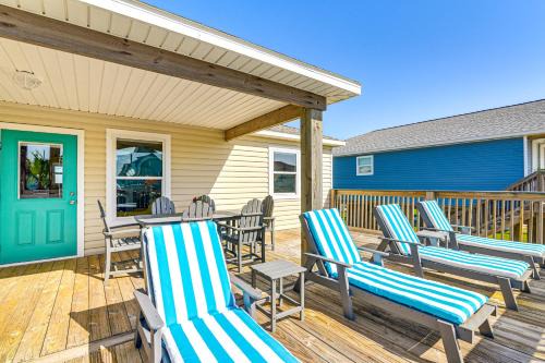 Surfside Beach Casa | 1 Block to Surfside Beach Home with Gulf Views!
