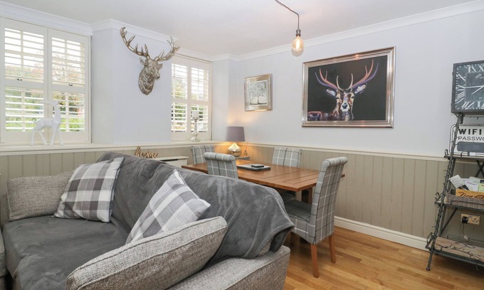 Allithwaite Cabaña | 1 BOARBANK FARM, family friendly, with a garden in Cartmel