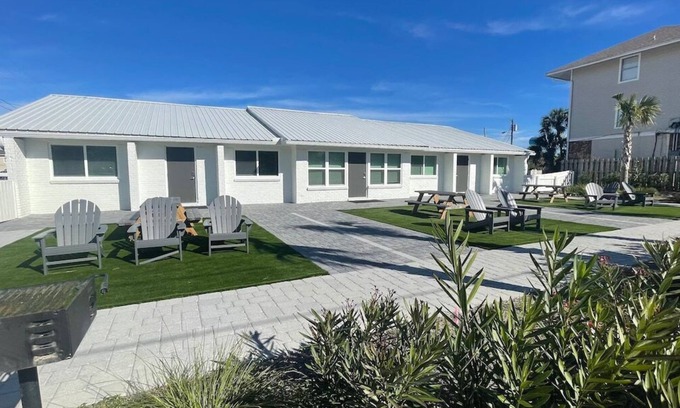 Fort Walton Beach Villa | 1 BR 1 BA Cottage Near Beach + Pickleball Fun