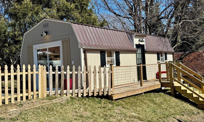 West Jefferson Cabaña | 1 BR / 1 BA - Walk to the park, restaurants, breweries & shops in town!
