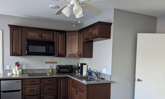 Lakeside Apartamento | 1 BR, 1BA attached apartment to home with private entrance. Sleeps 4, Car Park 1
