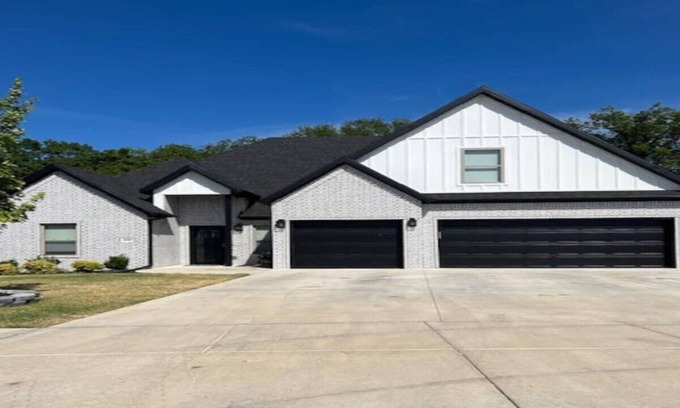 Bentonville Apartamento | 1 BR,1BA room with private entrance $25 cleaning fee!