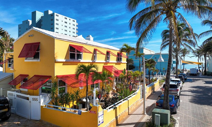 South Lake Apartamento | 1 BR Beach Suites Steps from the Sand & Prime Location with Chairs/Bikes/Hot tub
