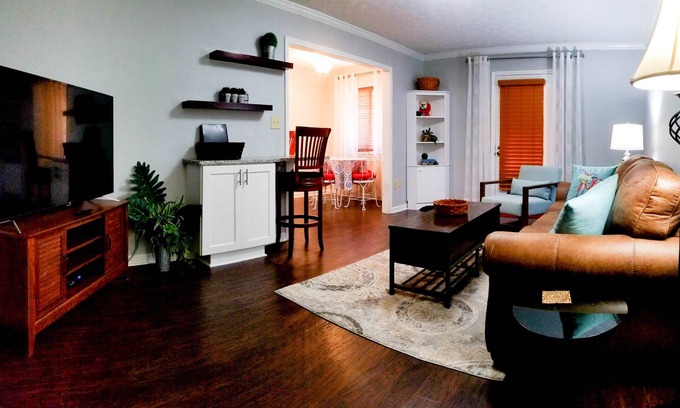 Athens Condominio | 1 BR Condo - Ubicación, ubicación, ubicación! Fácil paseo al campus y estadio!
