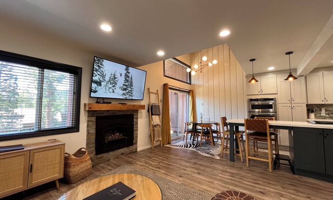 Mammoth Lakes Condominio | 1 BR + Loft Cozy Mtn Condo with Pool and Jacuzzis