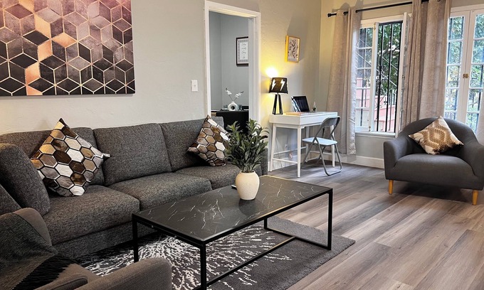 East Hollywood Apartamento | 1-BR Retreat in East Hollywood – Prime Location!