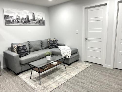 Southwest Edmonton Apartamento | 1-BR Suite with Private entrance near Restaurants, Shops, Local Amenities