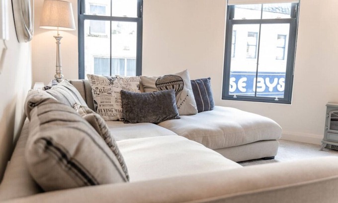Lisnagunogue Apartamento | 1 Bryan Street · Stylish 1-bed newly refurbished modern apartment