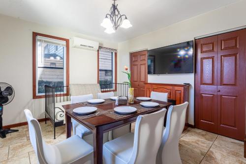 Hillside Casa | 1 Bus Stop from Time Square-EWR Airport Room-Free Parking