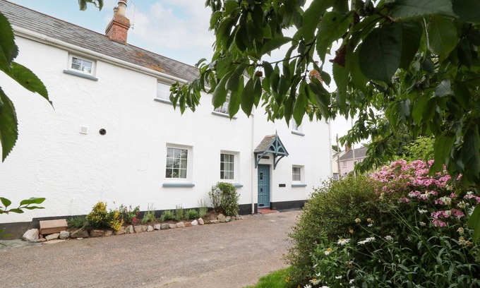 Woodbury Cabaña | 1 CASTLE COTTAGES, pet friendly, with a garden in Woodbury