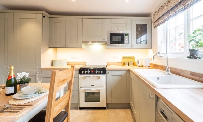 Woodbridge Cabaña | 1 Chantry Cottage - sleeps 3 guests in 2 bedrooms