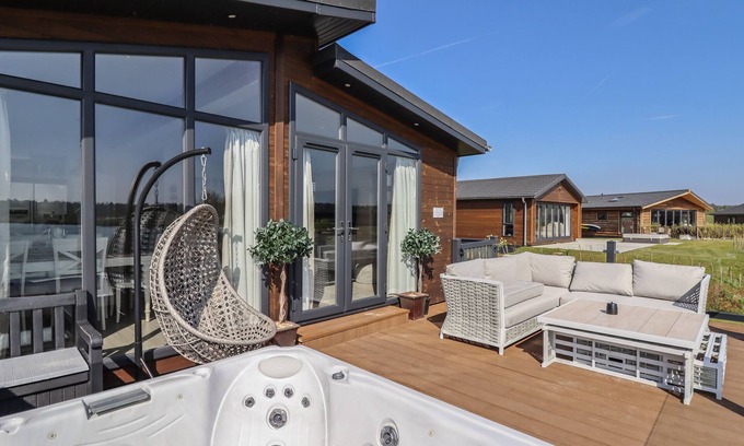 Oakmere Cabaña | 1 DELAMERE POINT, character holiday cottage in Delamere