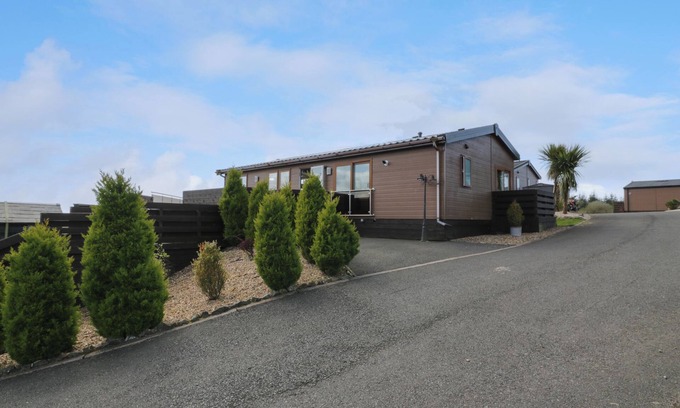 Balminnoch Cabaña | 1 FISHERMANS HILL, pet friendly, with hot tub in Glenluce