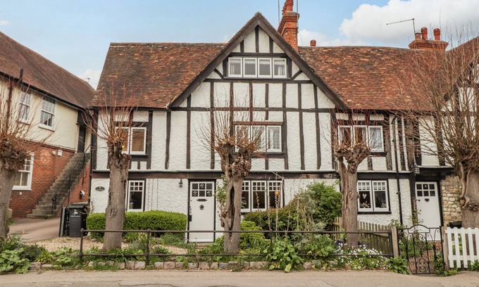 Bearsted Cabaña | 1 FORGE COTTAGES, ON THE GREEN, pet friendly in Bearsted