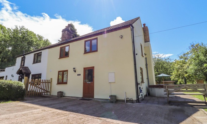 Littledean Casa | 1 GREENWAY, family friendly, with hot tub in Cinderford