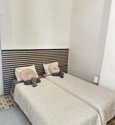 En Corts Casa | 1- Habitación interior con aire acondicionado y con baño independiente