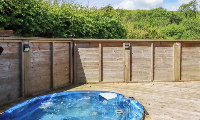 Looe Cabaña | 1 Hedgerows