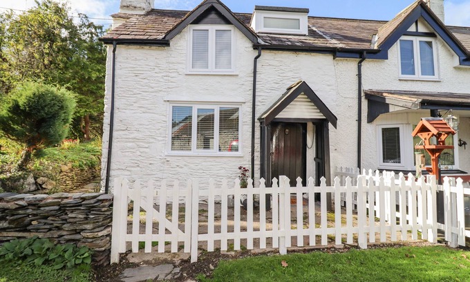 Corwen Cabaña | 1 HENDOM, character holiday cottage, with open fire in Llangollen