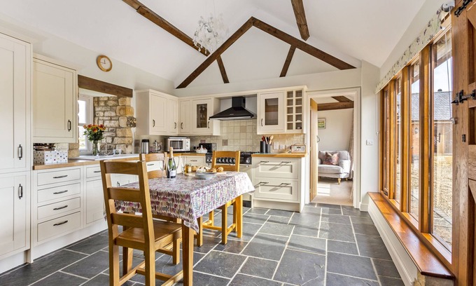 Chipping Campden Cabaña | 1 Homepiece - a converted barn that sleeps 4 guests in 2 bedrooms