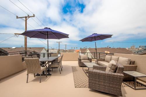 West Newport Casa | 1 House from the Sand with Rooftop Deck on 28th Street