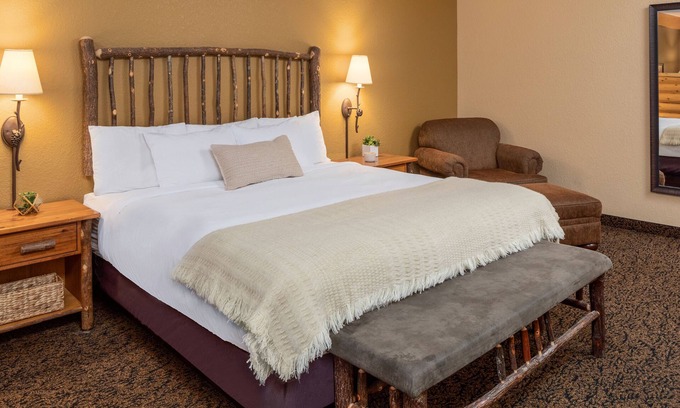 Rothschild Casa | 1 King, 1 Bunk Bed Suite With Access to Pool, Hot Tub, and Gym
