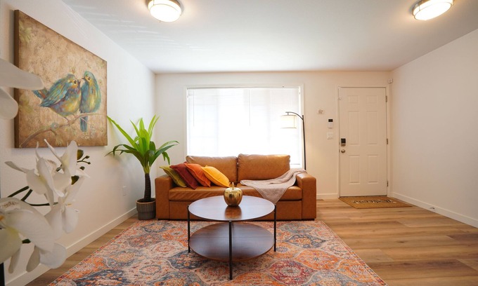 Everett Casa | 1 King 2BR w/smartTV, Wifi & stocked kitchen in tranquil