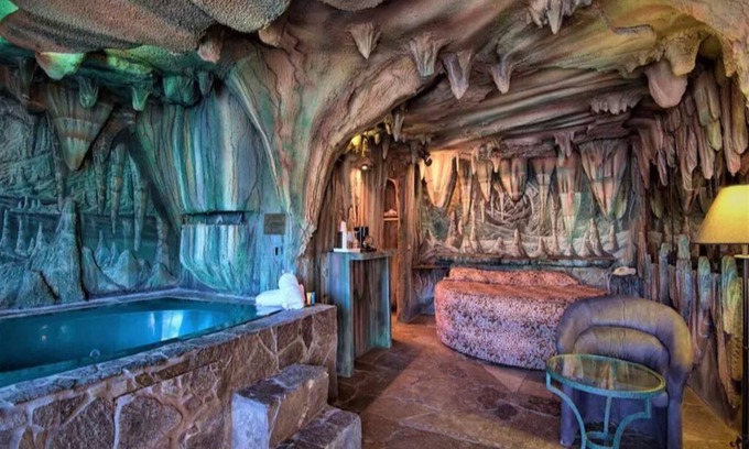 Yucca Valley Hotel | 1 King Bed Theme 1 Jetted Tub Non-Smoking(Theme 1 - Jungle, Cave, or 50s Theme)