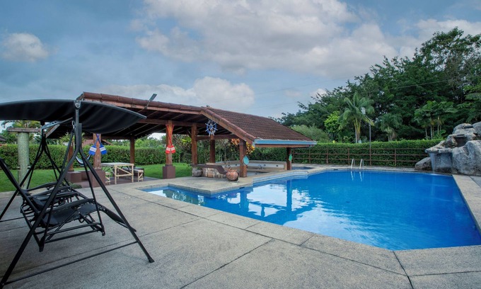 Barrio Pilo Apartamento | 1 km del parque de Fortuna, Piscina, Vista al Volcán, Zonas Verdes, Tours