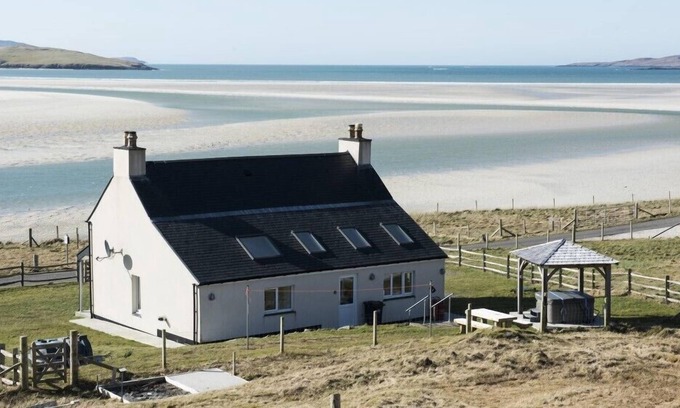 Harris Cabaña | 1 LUSKENTYRE, pet friendly, with hot tub in Tarbert Isle Of Harris