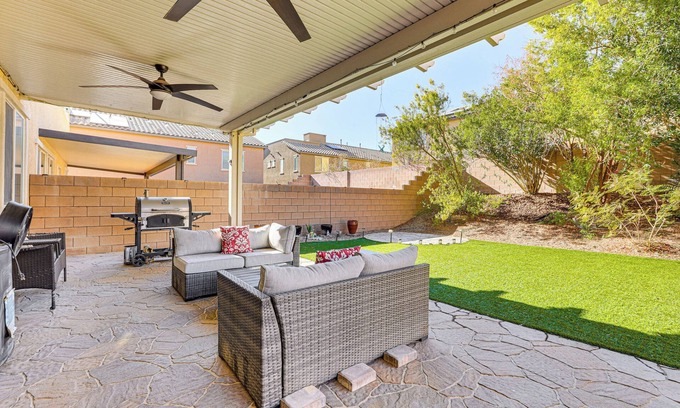 North Las Vegas Casa | 1 Mi to Aliante Casino: Townhome w/ Fenced Yard!
