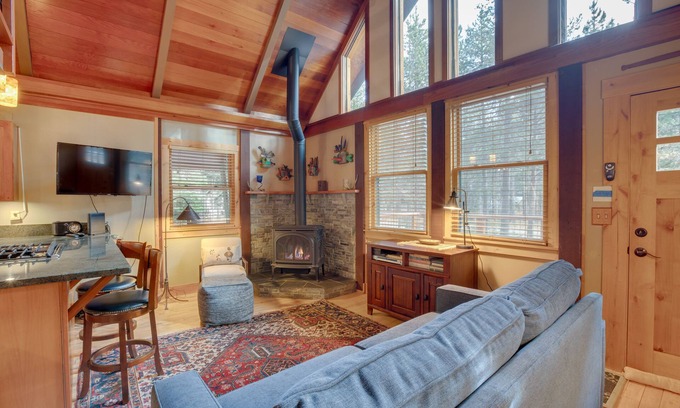 Tahoma Apartamento | < 1 Mi to Beach: Peaceful Studio w/ Deck in Tahoma