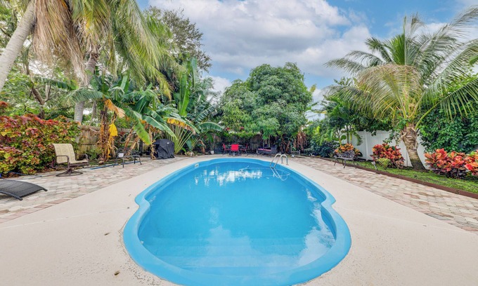 Lantana Cabaña | 1 Mi to Beach: Sunny Lantana Cottage w/ Pool!
