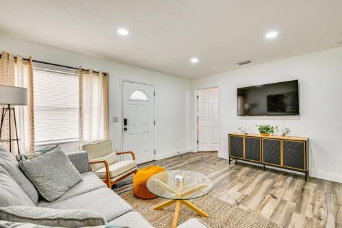 Terrace Park Casa | 1 Mi to Busch Gardens Modern Home with Private Yard