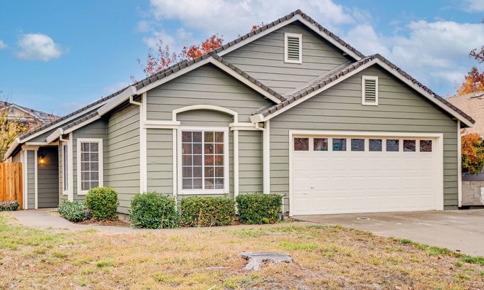 Southwestern Sacramento Casa | 1 Mi to College & Park: Peaceful Sacramento Home